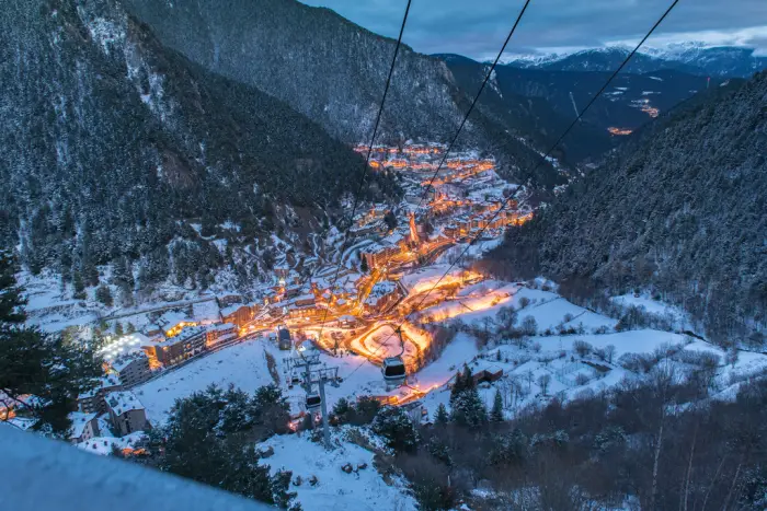 Andora - snowboard w Pirenejach - wylot z Warszawy, Katowic, Wroc�awia